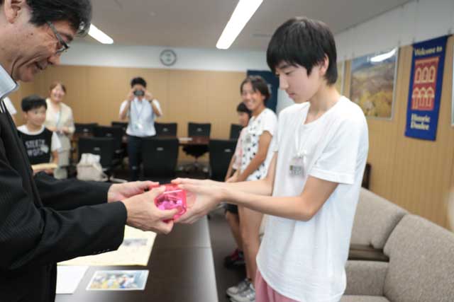 鈴木市長に寄付を手渡す吉田北小青空運営委員会の深沢会長
