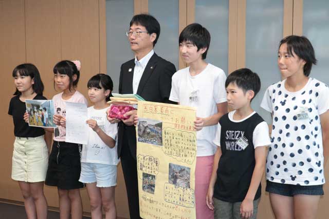 市長室を訪れた青空運営委員会の6年生6人
