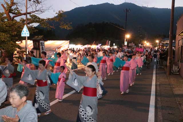 弥彦燈籠まつりの前夜祭の大民謡流し