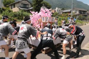 猛暑で子ども燈籠押しの小学生はコース大幅短縮 弥彦燈籠まつりは夜のクライマックスへ