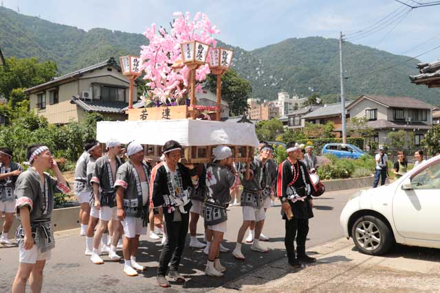 青年燈籠押し
