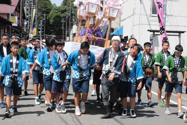 子ども燈籠押し