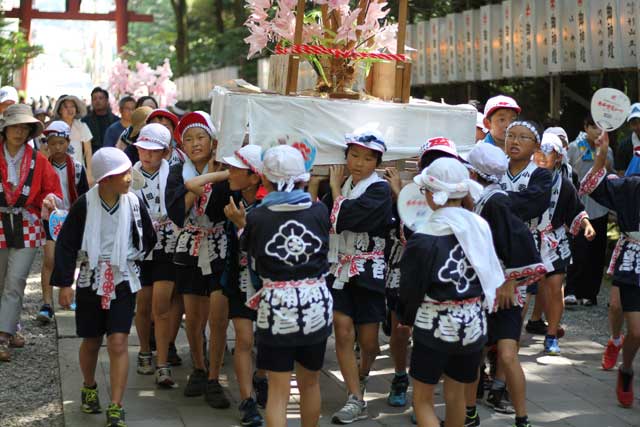コースを短縮して折り返して弥彦神社に戻った小学生による子ども燈籠押し