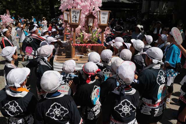 子ども燈籠押しの押し合い