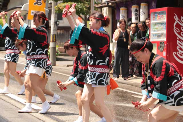 芸妓連の踊りの披露