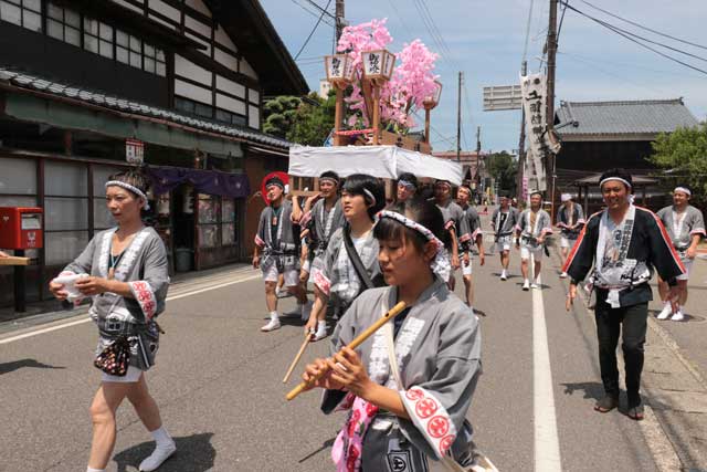 青年燈籠押し