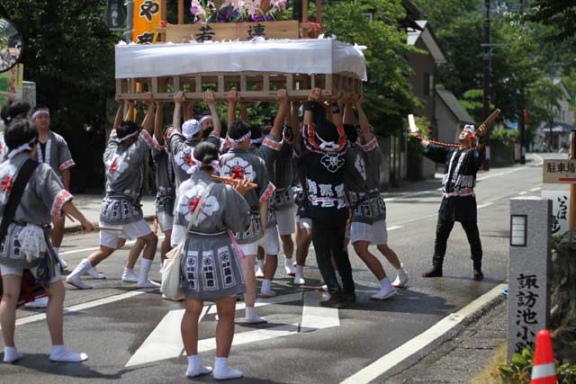 青年燈籠押し