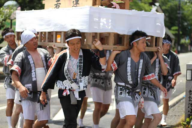 青年燈籠押し