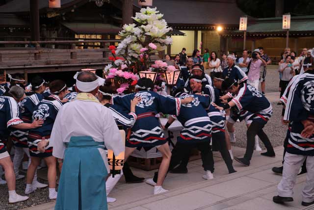弥彦神社拝殿で参拝してから燈籠押しを披露する講中