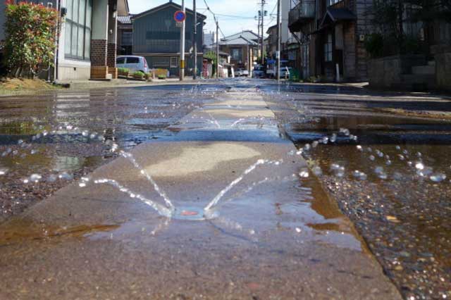 14日に三条市内で稼働していた消雪パイプ