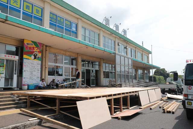 吉田駅前に建設中の特設ステージ