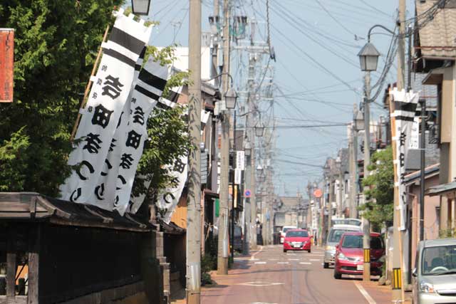 吉田諏訪神社前に掲げられた吉田まつりののぼり旗