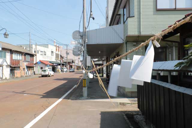 露店が並ぶ「一・六の市」の会場の通り
