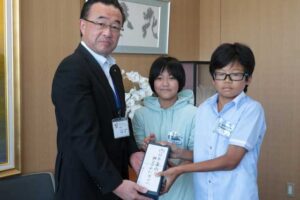 左から仲野教育長、ボランティア委員会の和田委員長、成田副委員長