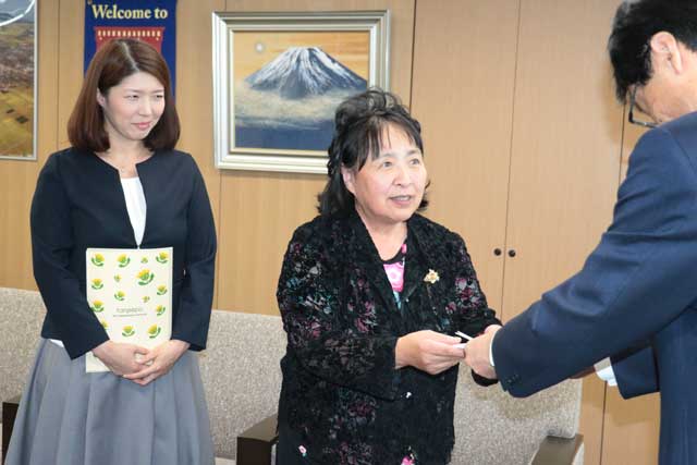 鈴木市長にタンポポの寄付を手渡す斉藤副理事長