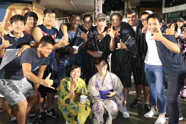 イングランドの高校ラグビーチーム5選手と仲間たち