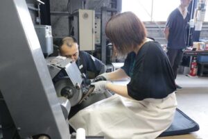 藤次郎周年祭でペーパーナイフ磨き体験