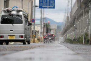 28日に弥彦線側道で稼働した消雪パイプ
