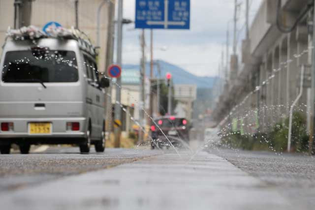 28日に弥彦線側道で稼働した消雪パイプ