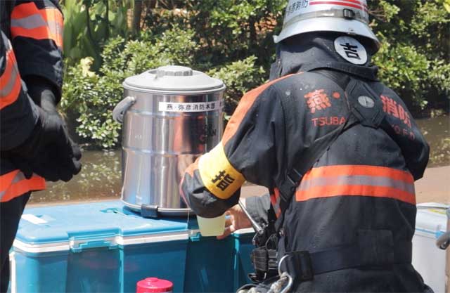 休憩の間に小まめ水分補給する消防職員