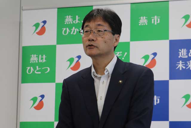 記者会見する鈴木市長