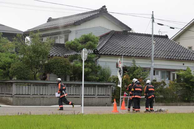 住宅の2階の窓から煙が出た