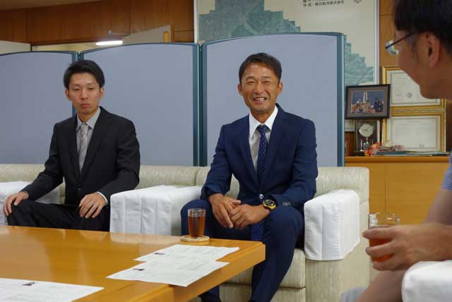 1日から三条市下田地域の地域おこしに着任した2人が国定市長にあいさつ