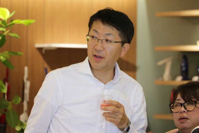 会場を回る野水社長