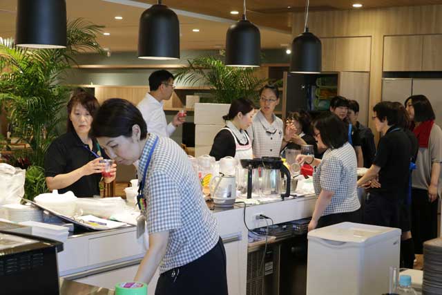 オペレーションなどを打ち合わせする社員