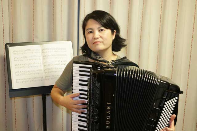 音楽教室「風のうた」を主宰するアコーディオン奏者の荒木奈緒子さん