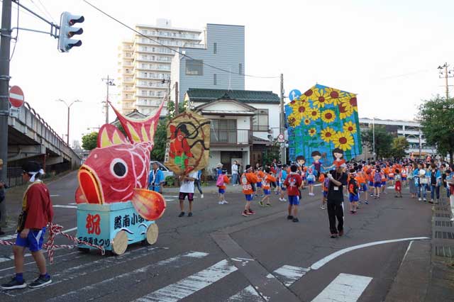 凧と凧ばやし踊りパレード