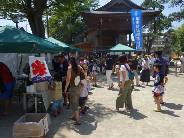 焼きそばとかき氷を無料でふるまった