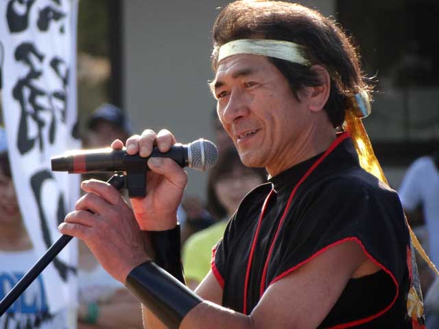 2015年の三条総踊りであいさつする信賀さん