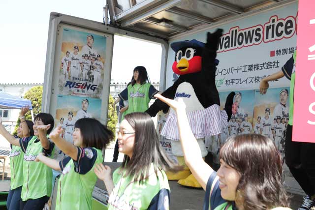 つばみちゃんも登場し女性社員と一緒にダンス