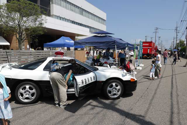 道路で働く車の展示
