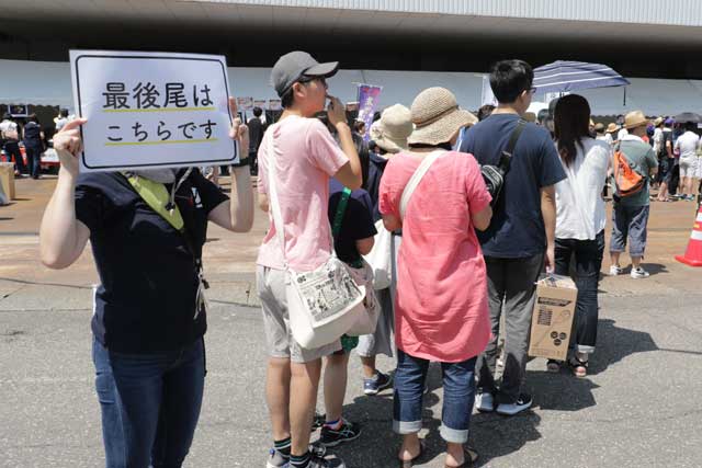 抽選で限定販売したボイルオマール海老の抽選券配布に行列
