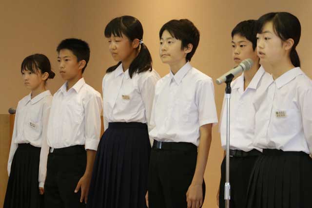あいさつする中学生6人