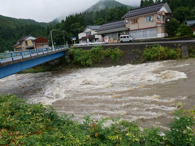 6日朝の八木ヶ鼻オートキャンプ場付近を流れる八木ヶ鼻ふもとで五十嵐川に合流する駒出川ようす （しただブログ）