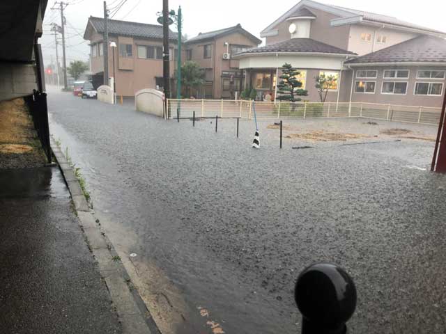 三条市北新保2、きらきら保育園付近の豪雨のようす