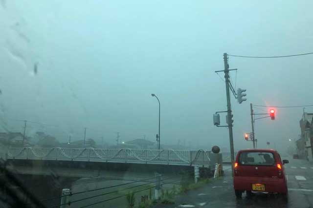 公開放送が終わると加茂市内は猛烈な雨（読者提供写真）