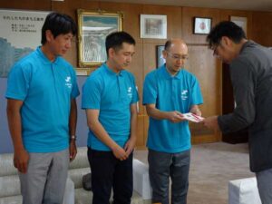 左から三条商工会議所青年部の長谷部広報委員長、小柳専務理事、曽根会長、日本赤十字社三条市地区長の国定市長