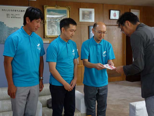 左から三条商工会議所青年部の長谷部広報委員長、小柳専務理事、曽根会長、日本赤十字社三条市地区長の国定市長