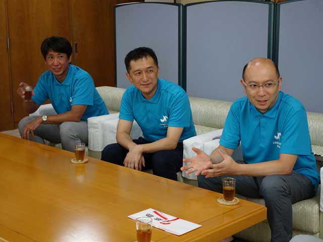 国定市長と歓談する左から三条商工会議所青年部の曽根会長ら
