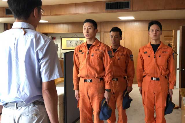 国定三条市長を表敬訪問して第47回東北地区支部消防救助技術指導会の結果を申告する「ロープブリッジ救出」に出場した三条消防のチーム