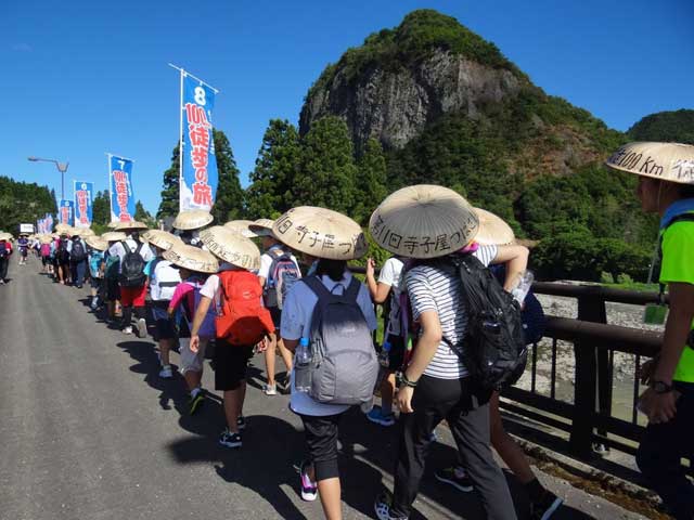 奇勝八木ヶ鼻の前を歩く