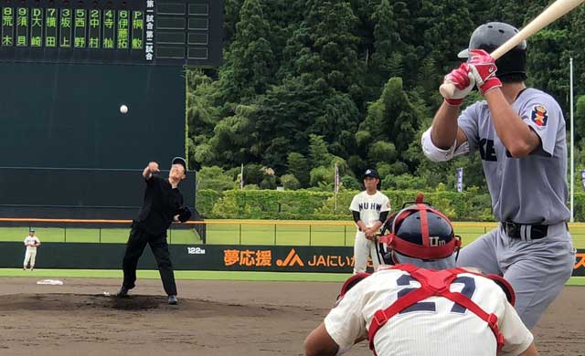 パール金属の高波社長による始球式