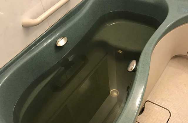 濁り水が出た住宅の浴槽に貯まった黒い水