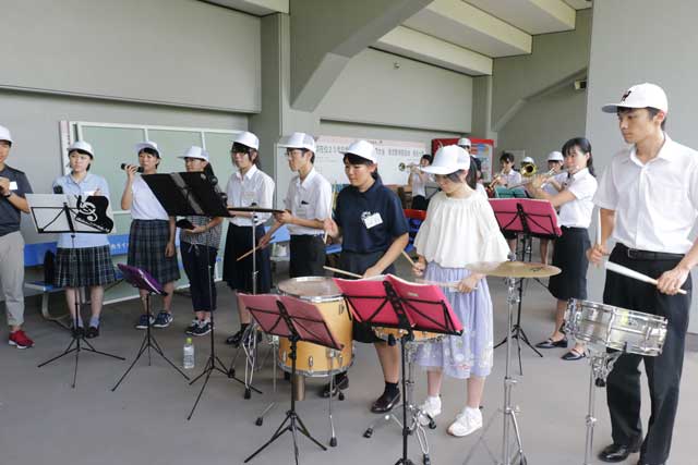 早稲田の応援部と三条高校吹奏楽部の応援練習