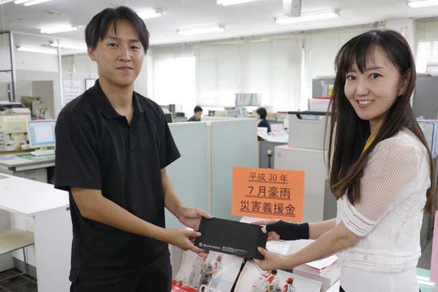 諸橋福祉課長(右)に義援金を手渡す諏訪田製作所の水沼さん