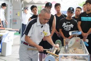 イチローのバットも手掛ける名和民夫さんがバット製造を実演